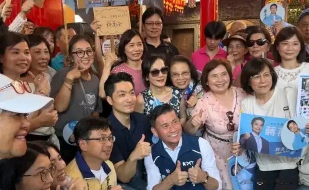  攻进对手主场人气依然爆棚，蒋万安走访沈伯洋家族属地走8分钟才进殿

岛内地方选