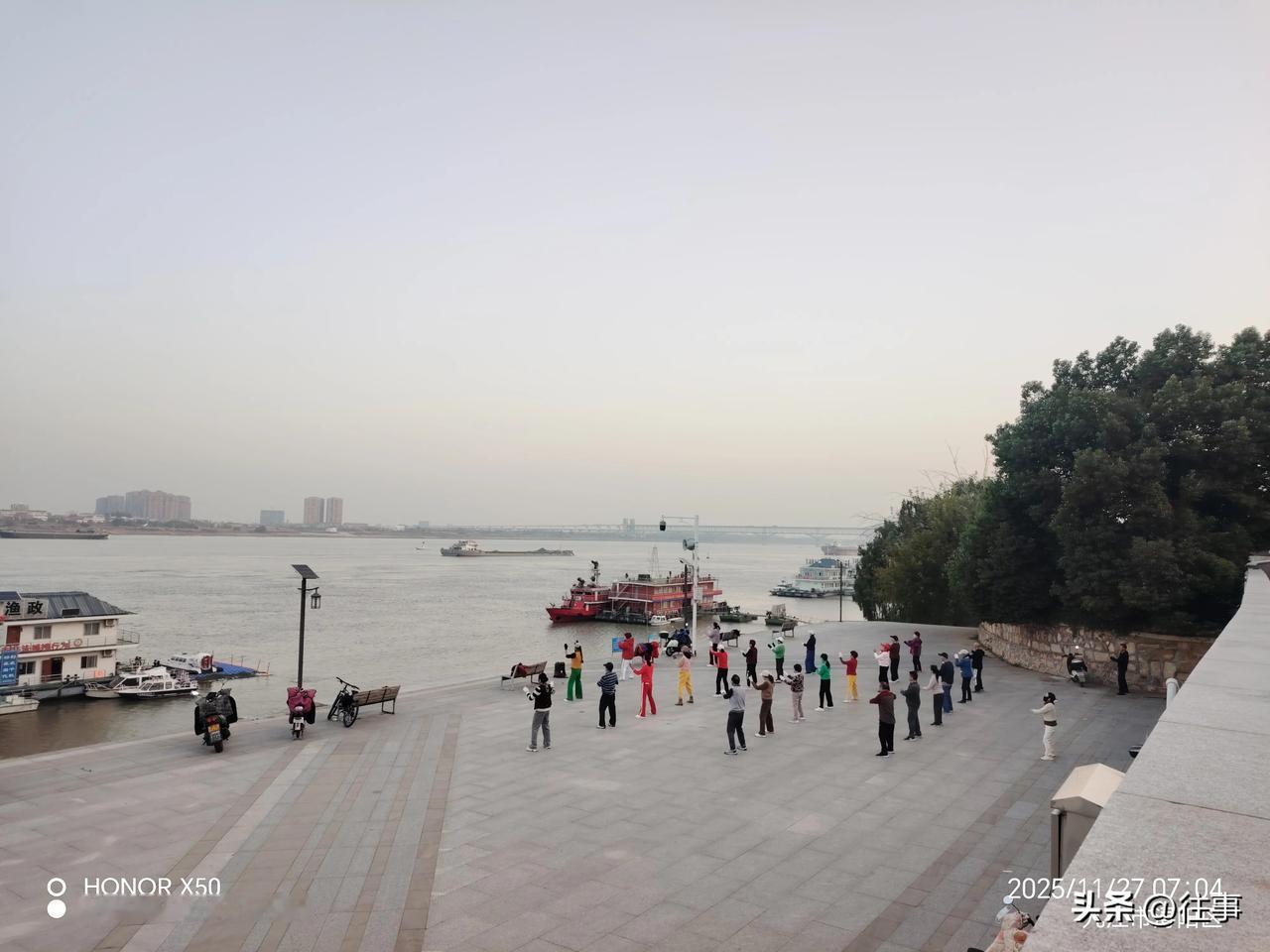 11月27日长江岸边晨练打卡分享运动快乐