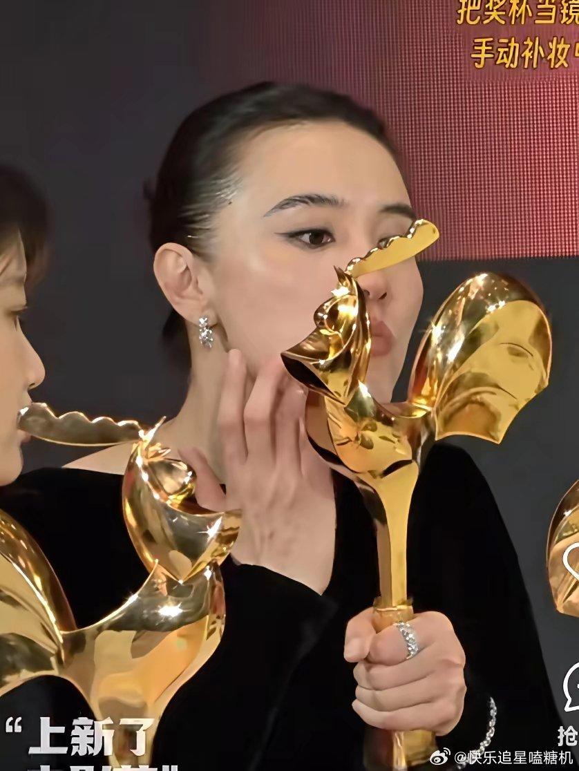 金鸡奖颁奖礼上，最抢眼的不是明星争C位，也不是影帝背后的男人袁弘，而是那块亮闪闪