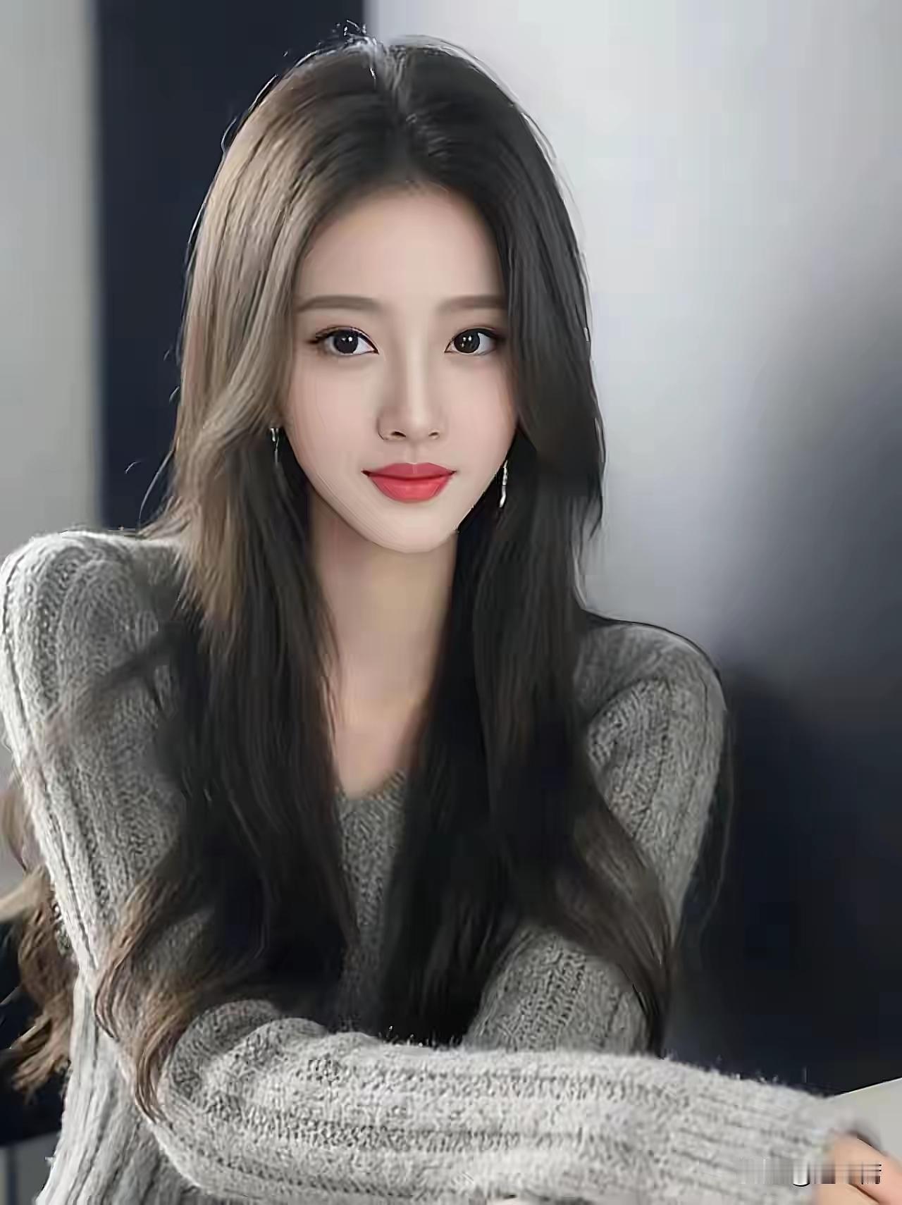 温柔甜美的少女，灰色毛衣搭配，清新自然