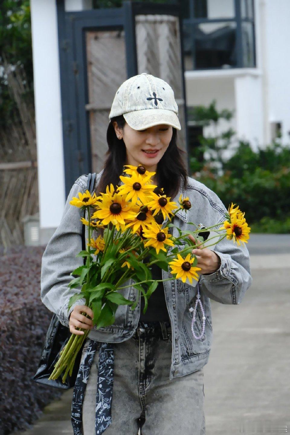 捡捡新鲜的小李晟没行程的时候去吃铁锅炖大鹅了[可怜][可怜]多吃点呀～​​​