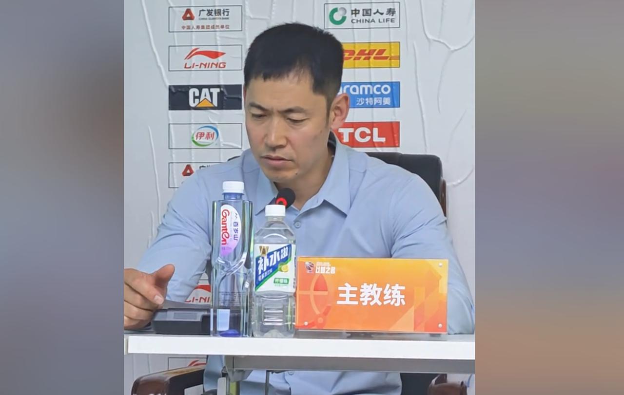 张庆鹏大失所望！ 

天津男篮官宣外籍教练凯尔・朱利叶斯担任球队主教练后，助理教