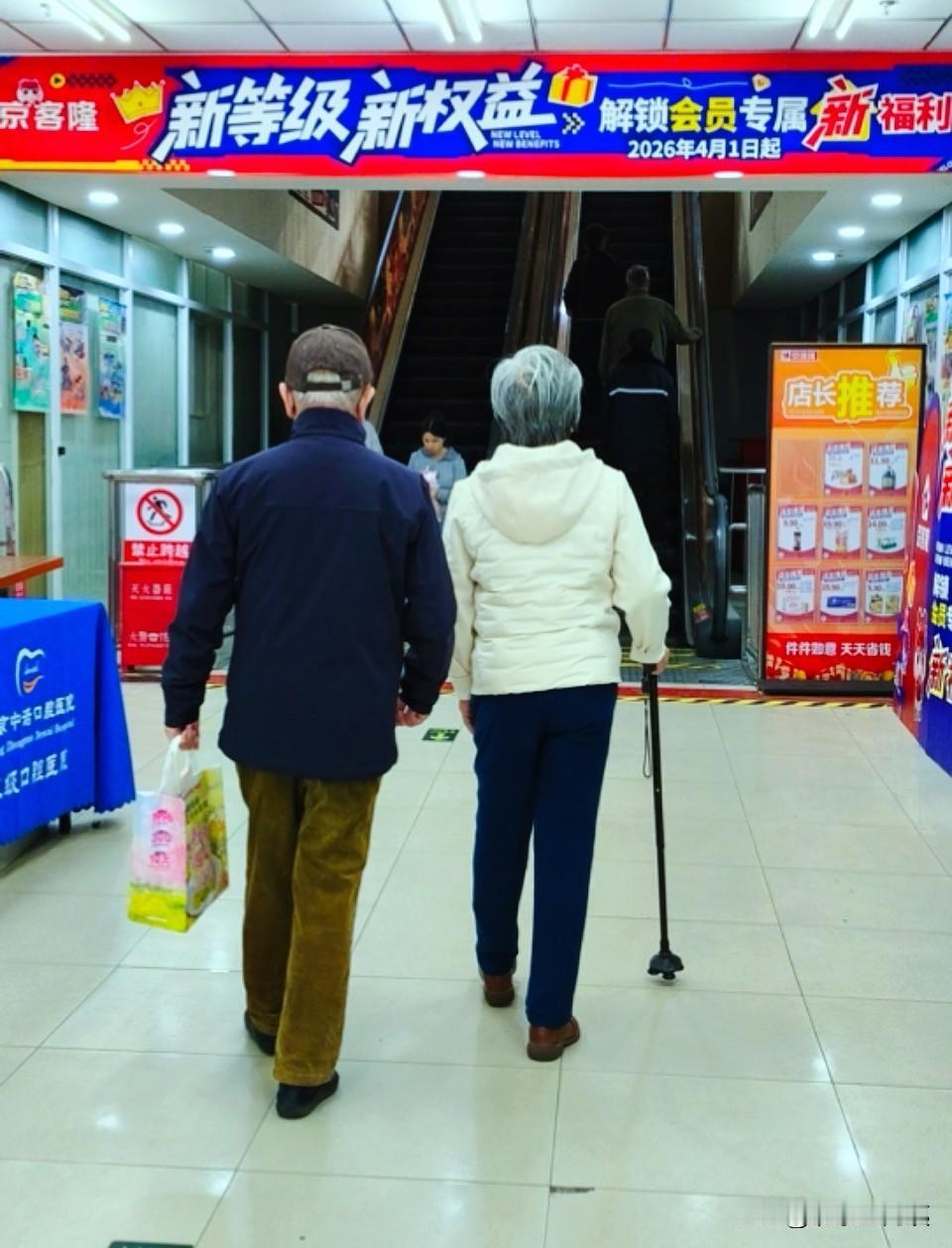 正是这些不顺利，让人学会坚强、懂得珍惜、慢慢成长。
不必抱怨风雨，也不必羡慕他人