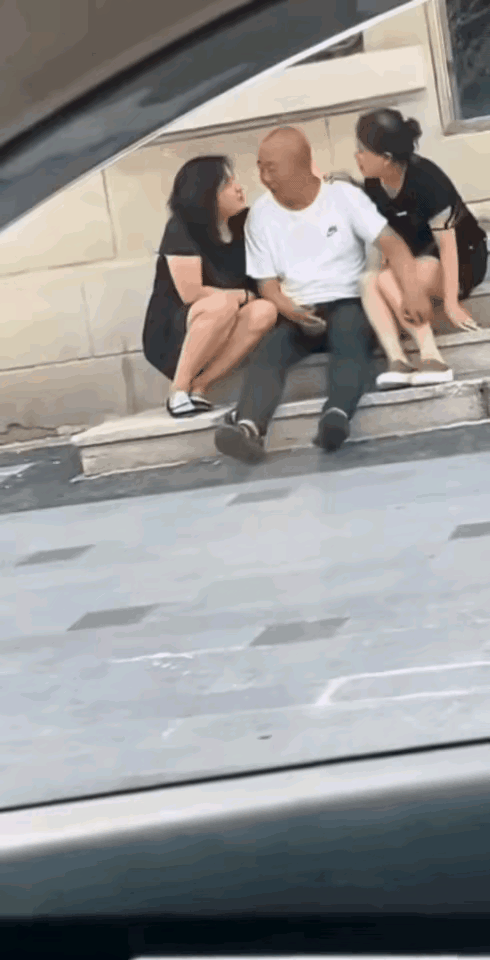 老王终于平稳退下来了，不容易啊！
每天退休金300多，花不完，根本花不完。
人生