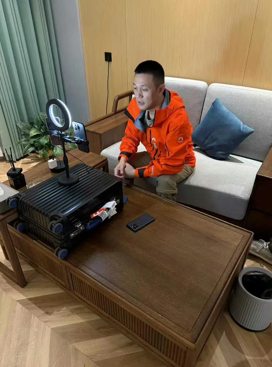 看看大佬的直播设备！这么一看，越简单显得越真实！ ​​​