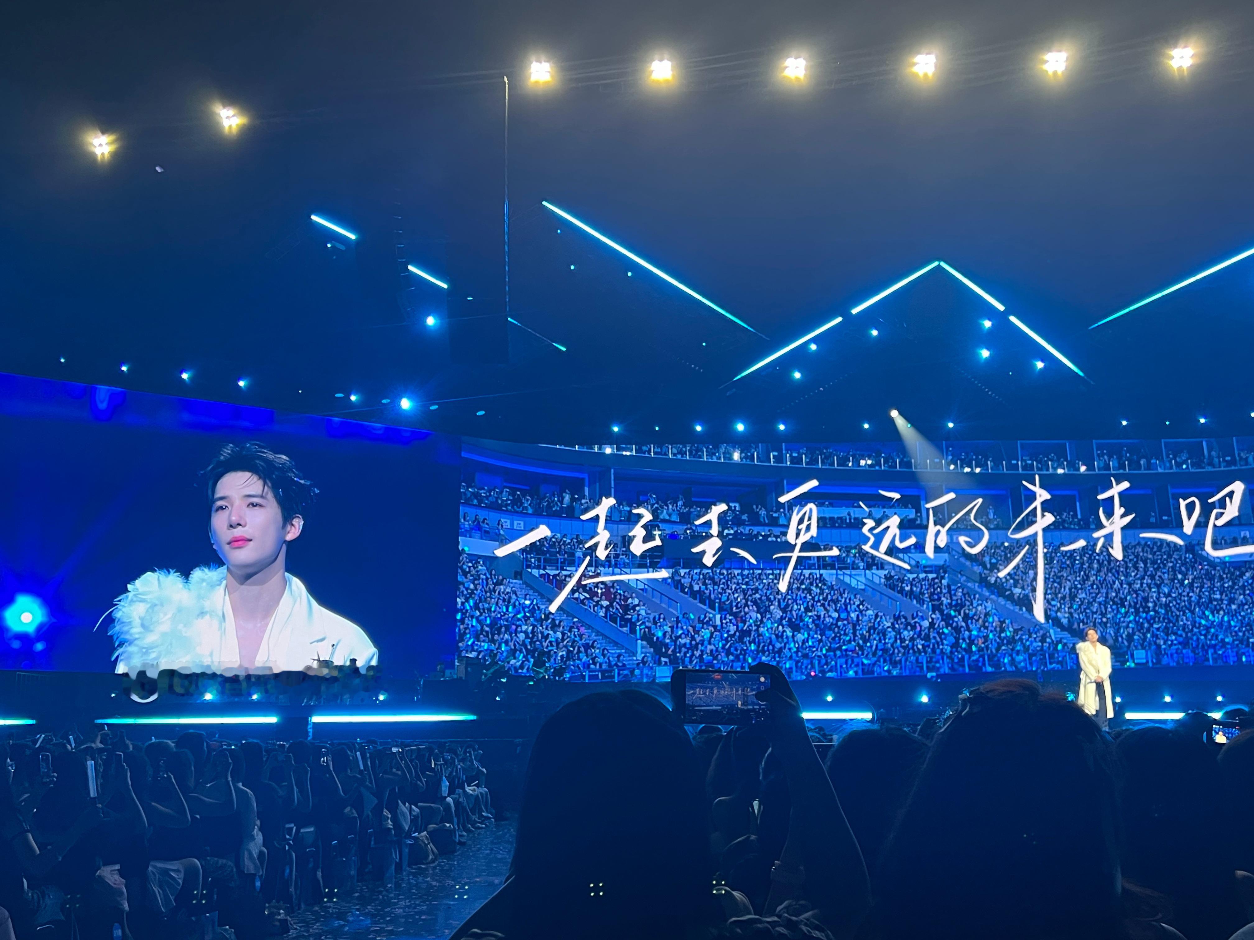 后知后觉今天离见面会已经过去一个月了啊，原来我真的和安宇，和大家一起经历过那场幸