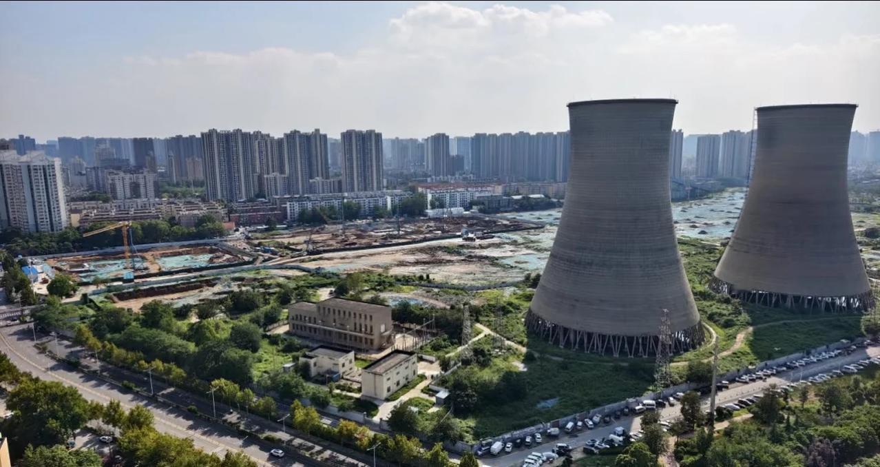 郑州西三环热电厂拆迁进度
入秋夜雨有薄雾，拍摄不甚清晰。
地块完全拆迁完毕，统一