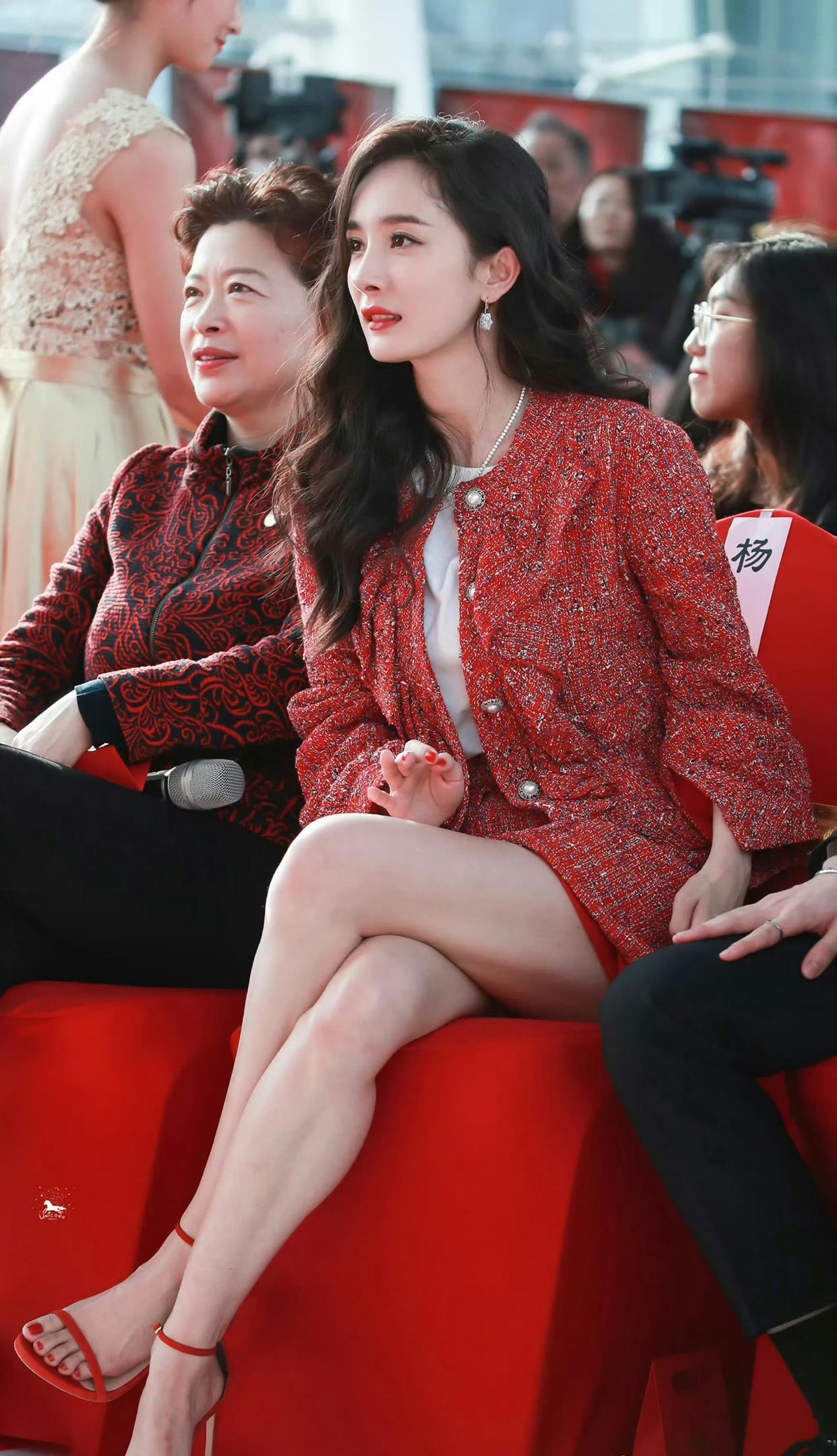 这不漂亮啥叫漂亮，
以前总觉得杨幂是靠穿搭是氛围美女，
直到看到她春晚彩排的照片