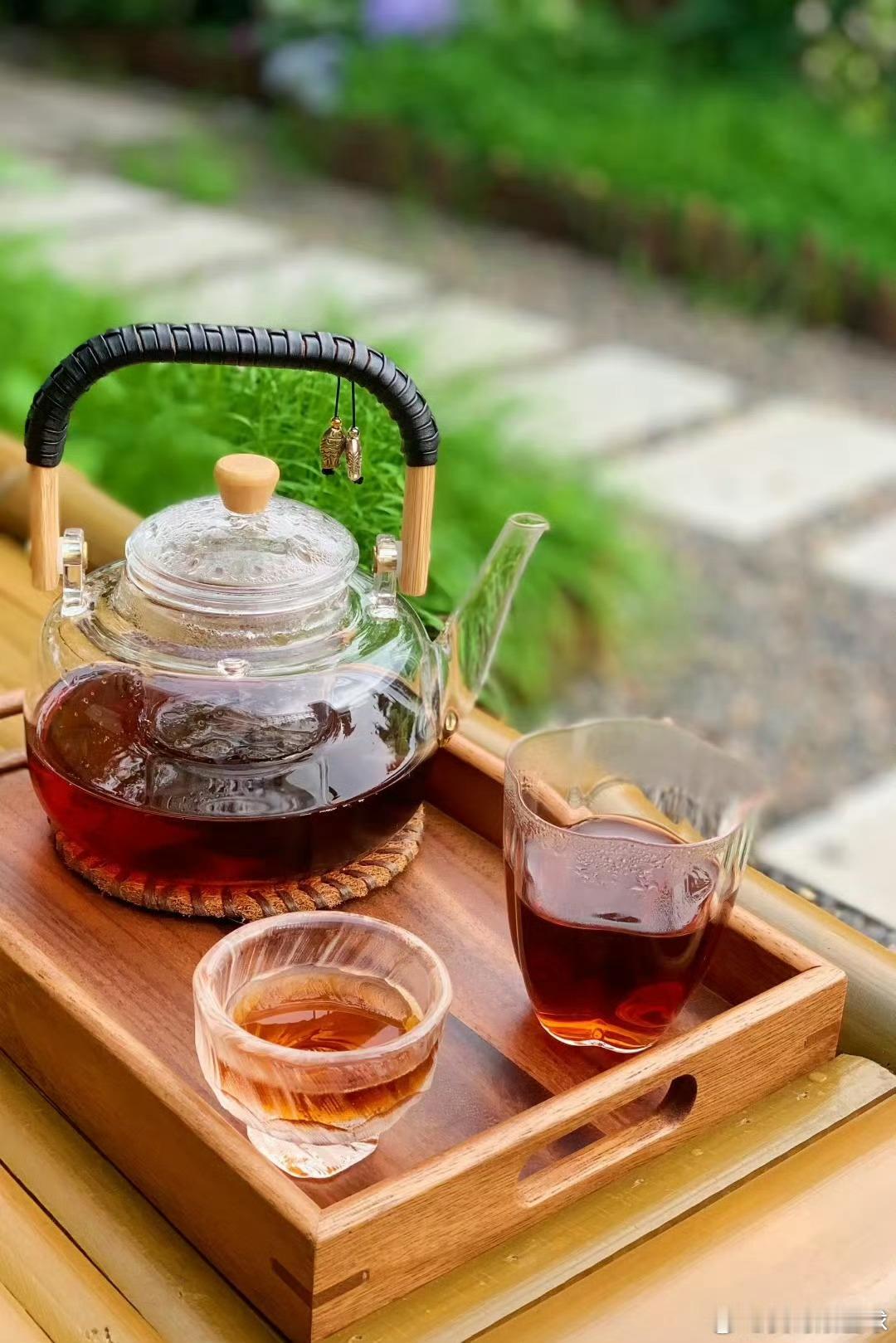 如果你有一个茶室、一个书房和一个院子，你就拥有了想要一切。 