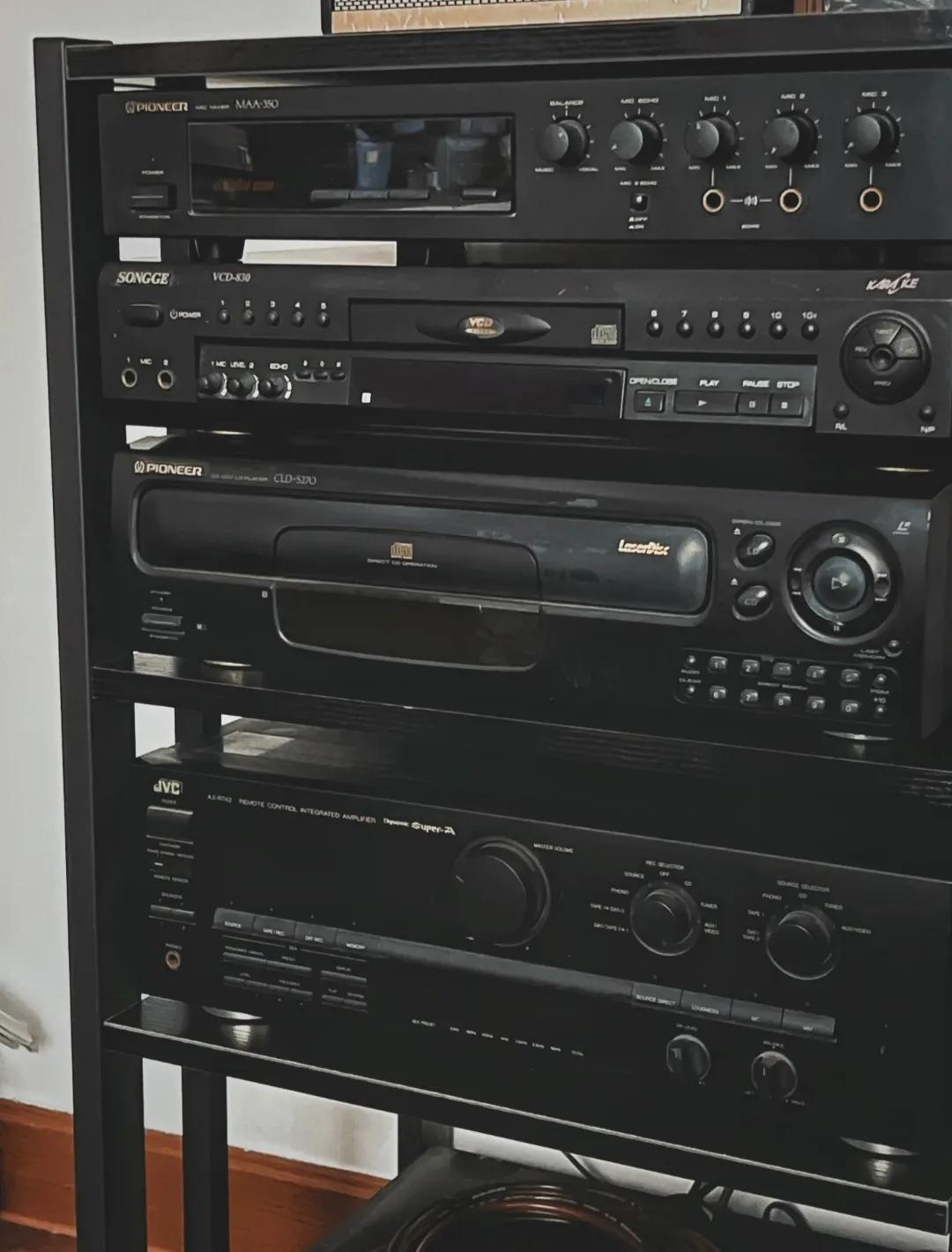 这是姥爷三十多年前留下来的，估计当时花了不少钱，现在都成了废品，只能留着纪念了！