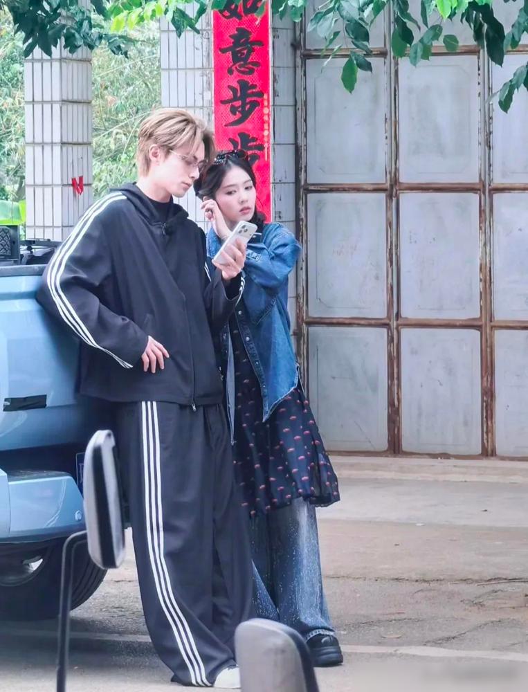 王鹤棣顶着那头炸眼的金发出没在海南，这哥们儿简直是把“我是大明星”五个字焊在了脑