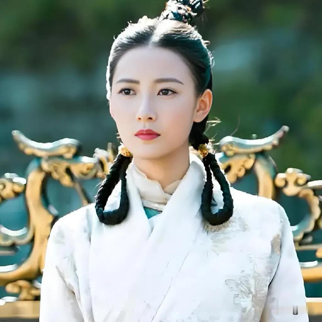 这版的《倚天屠龙记》阵容好强大，这么多女演员，邬靖靖的纪晓芙，祝绪丹的周芷若，陈