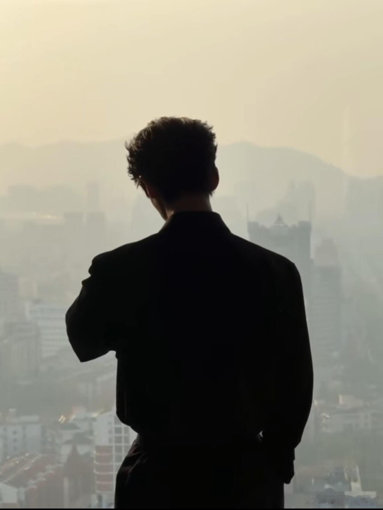 张凌赫剪影都这么有辨识度 重刷苍兰诀才发现，长珩出场那个逆光剪影我居然一眼锁定。