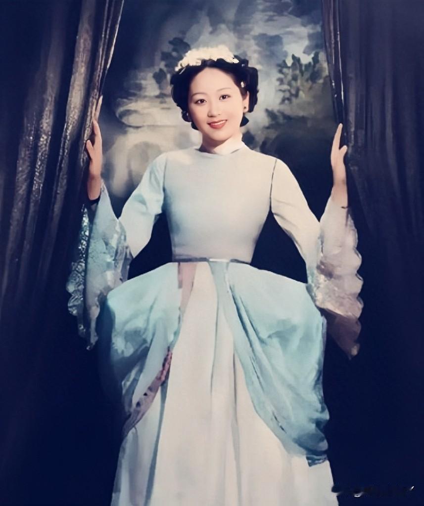 宋子文的夫人张乐怡年轻时有多美，这是一九二七年她在家中的一张留影老照片，时年二十