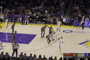 湖人首节43-36领先热火的三细节：
北京时间11月3日，湖人首节战罢43-36