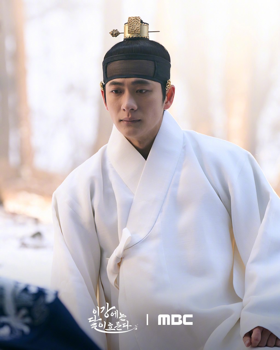 姜泰伍[超话]金世正[超话] 主演MBC新金土剧月亮在江边流淌 公开剧照。该剧讲