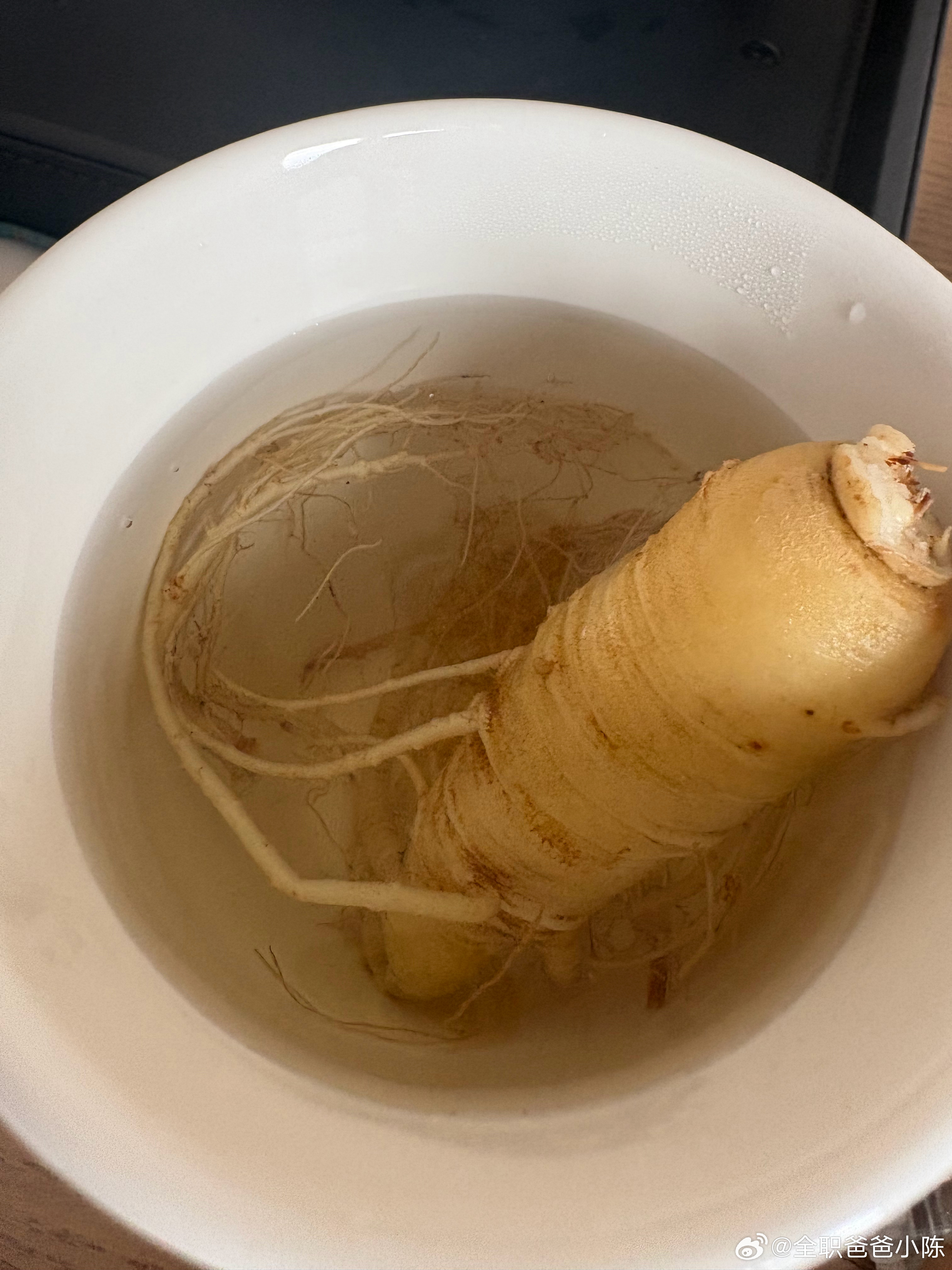 我泡了一棵。泡的味道比较淡，得反复泡。刚才出去骑车，小坡路夫人都得站起来蹬得够呛