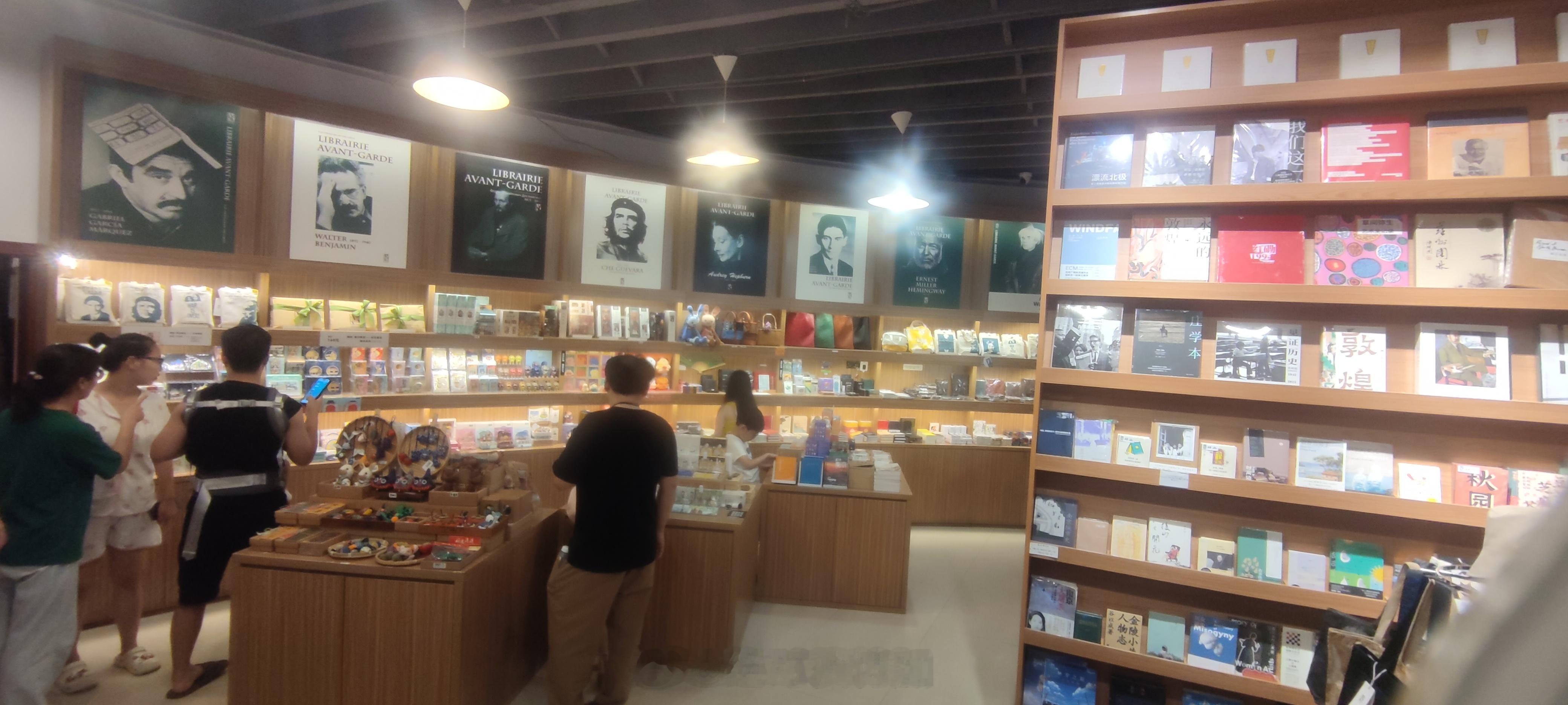 先锋书店，书店式咖啡馆兼文创品商店。#南京##书店##咖啡店#  ​​​