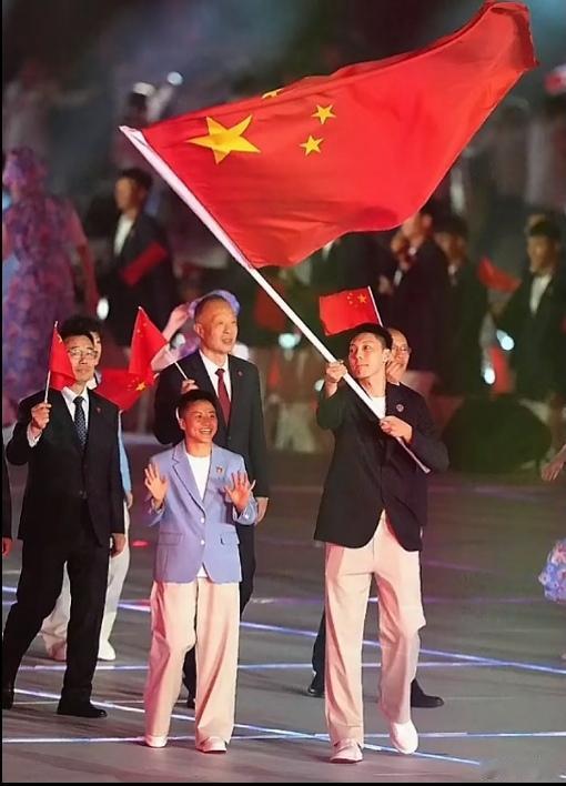 当你在网络上看到有这样带奏的球迷，把中国男篮这很多年都没有夺冠的责任，是胡明轩成