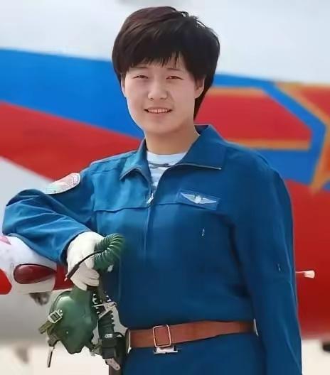 盛懿绯，女，汉族，1986年出生，浙江建德三都镇人，中共党员，空军上尉军衔，二级