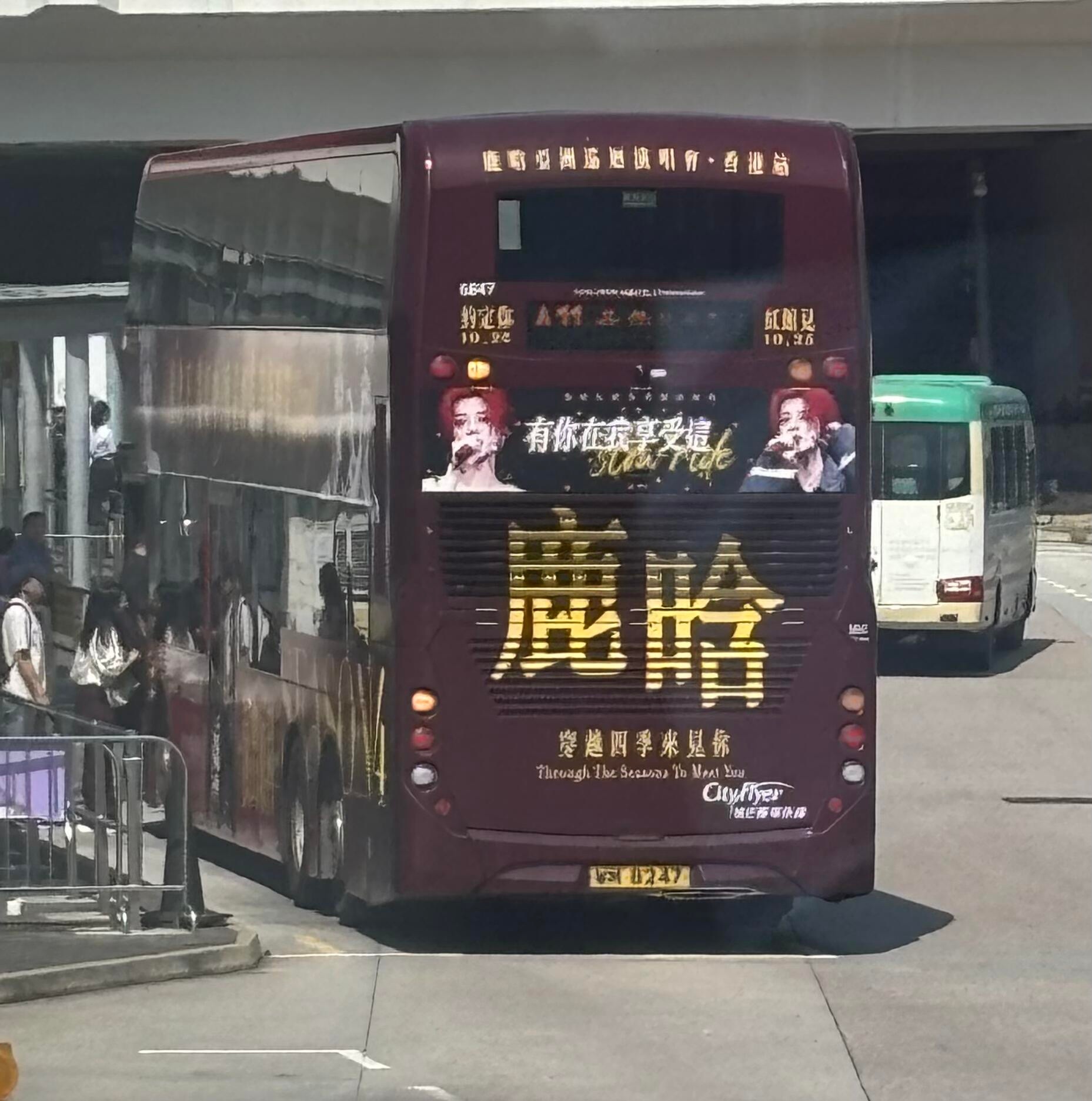香港巴士宣传了鹿晗演唱会✨黄子韬婚礼有没有鹿晗 ​​​