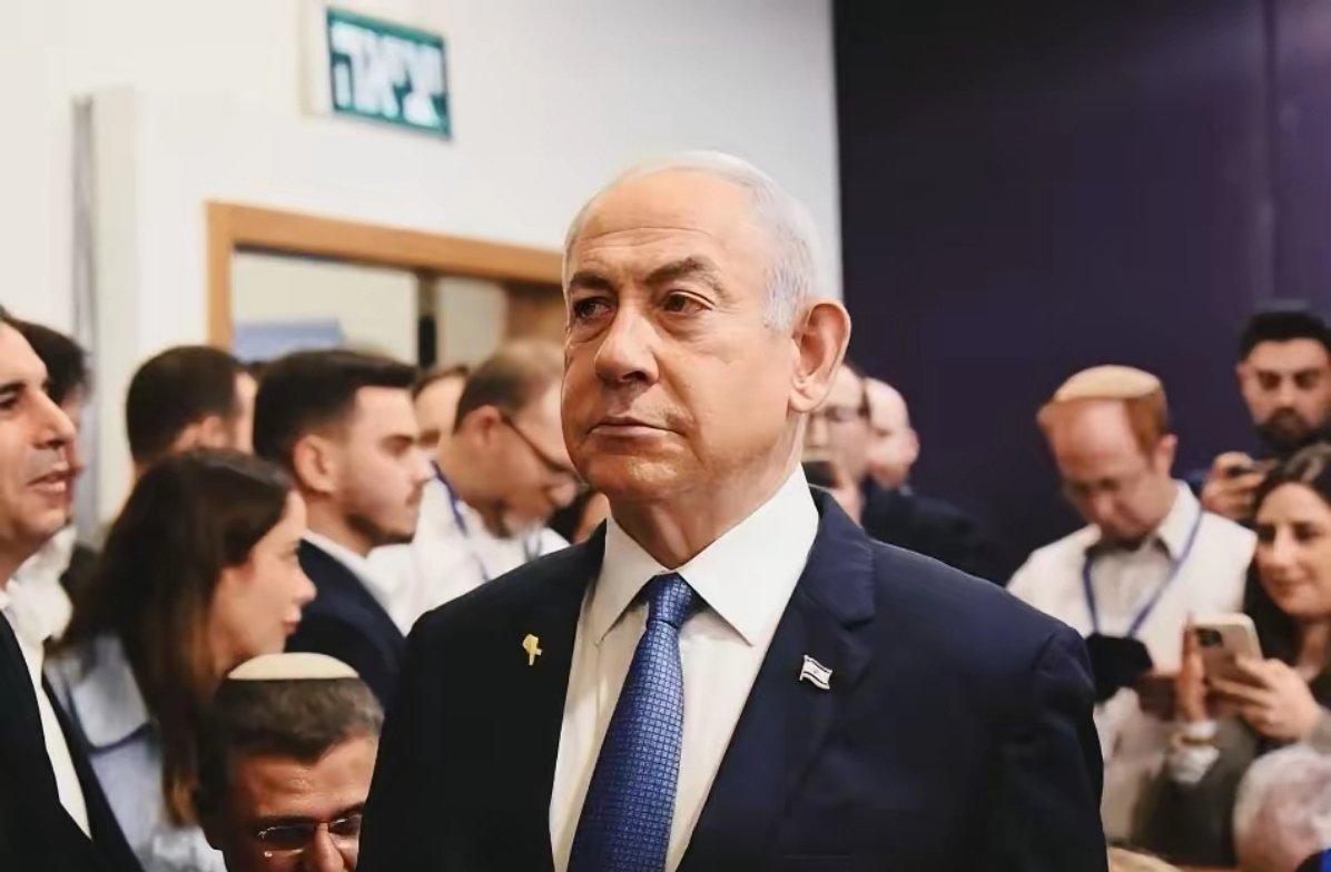 今天，内塔尼亚胡正式出庭，受贿、腐败、诈骗，三项重罪压顶。这是以色列建国以来，头