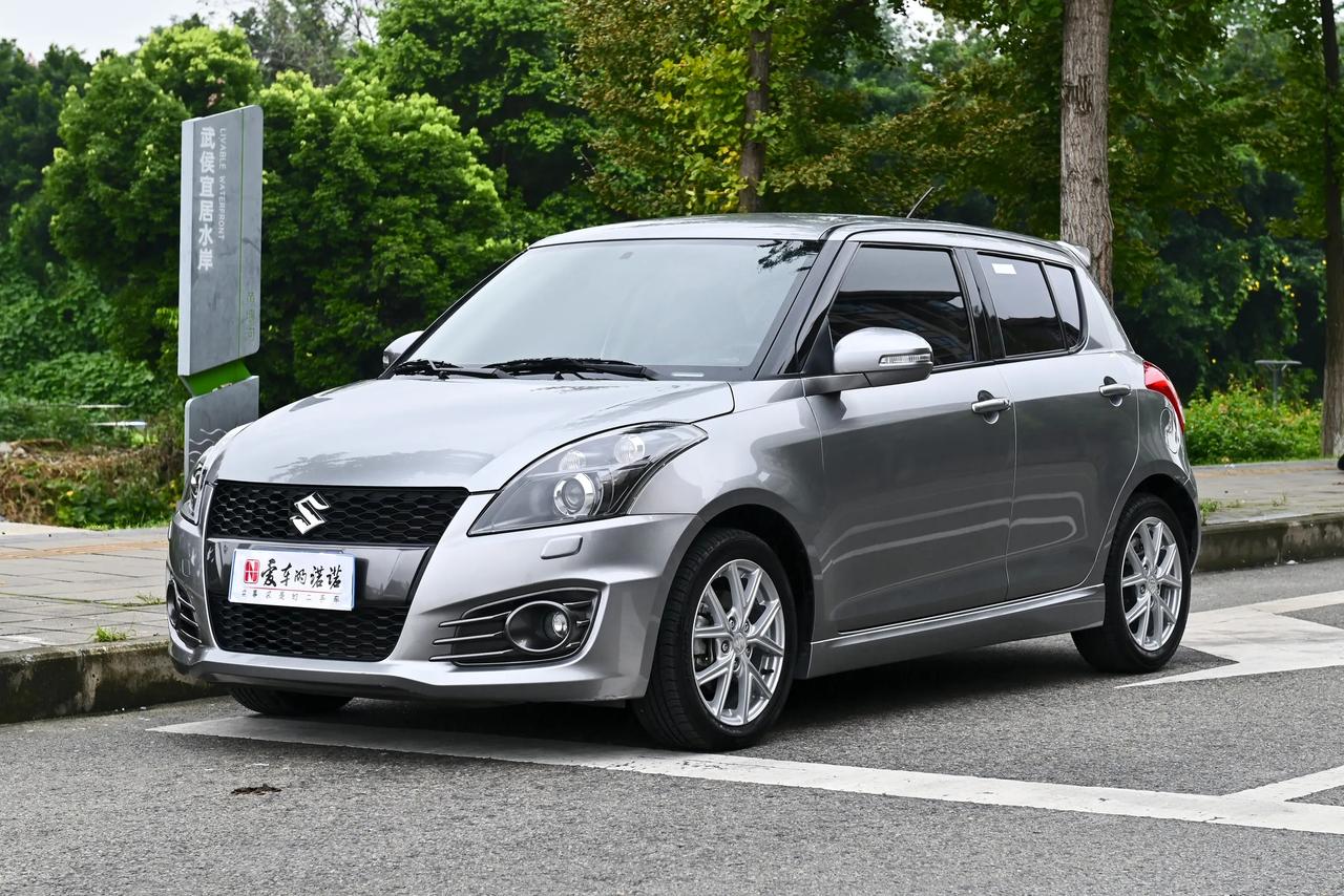 手动超轻性能车，铃木速翼特到店！
本来还想着开一圈体验下，结果上来就是个起步三点