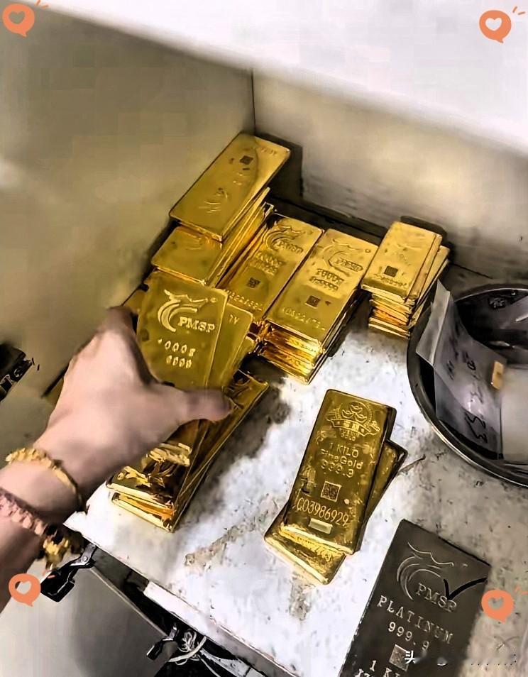 看了今天的金价，
我感觉自己血压飙升了，
昨天金价911一克，刚刚一查直接
保持