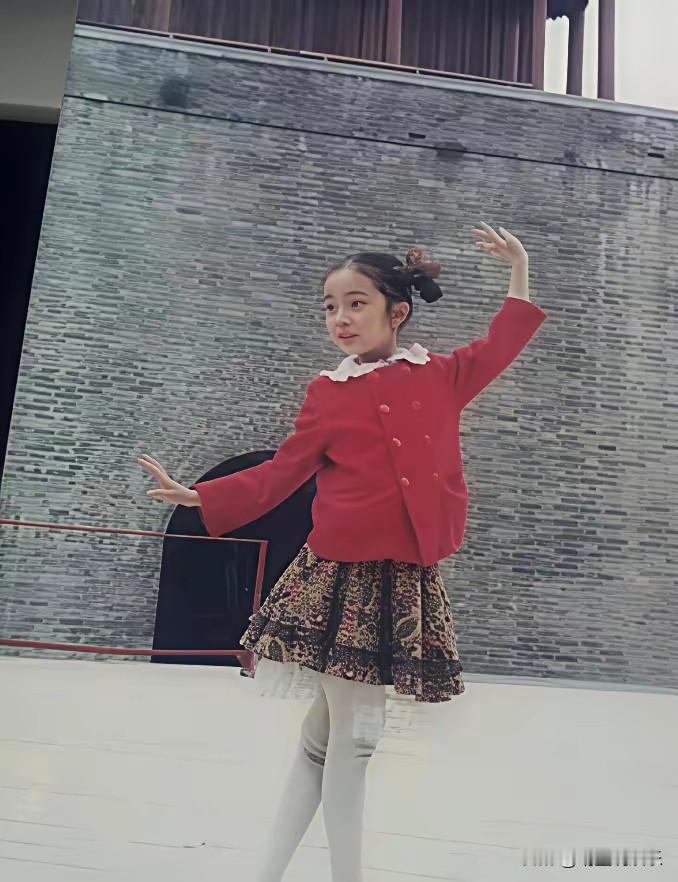 考古到杨幂小时候的照片，
小时候的她大眼睛、高鼻梁，皮肤还特别白，妥妥的美人胚子