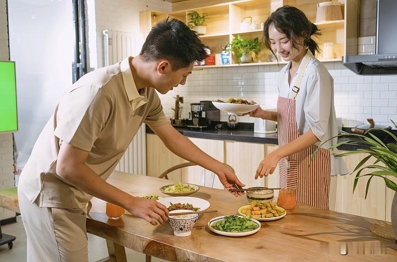 我认为相爱的
我认为首先一定要选择彼此相爱的人。婚姻从来不是将就搭伙过日子，没有