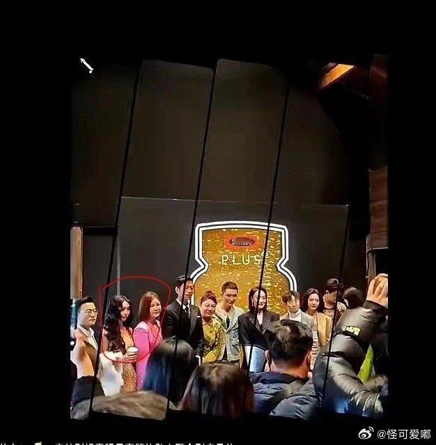 易梦玲也拍了合照，结果被截掉了，娱乐圈的名利场… ​​​