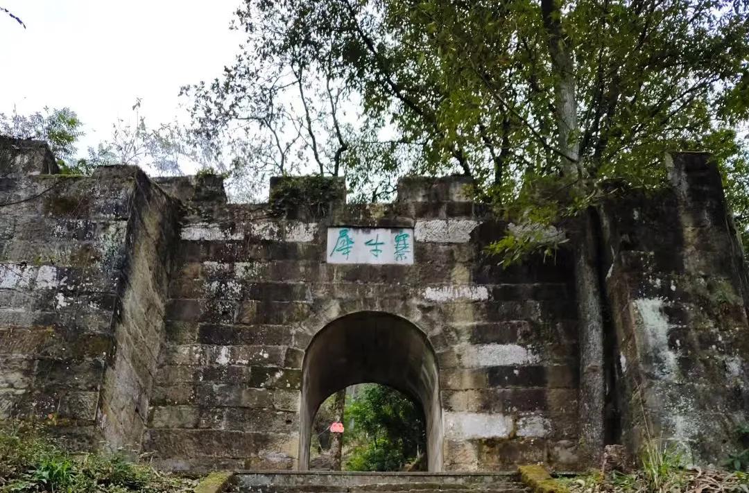 犀牛山
翠岭藏山寨，玉湖映碧峰。
瀑飞深涧出霓虹，山水画图中。
林静子规啼，春深