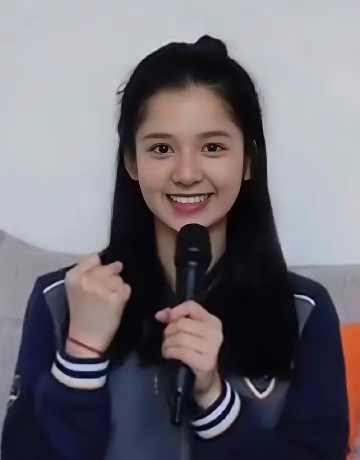 张婧仪学生时期跟现在长得差不多哎 一样的好看 