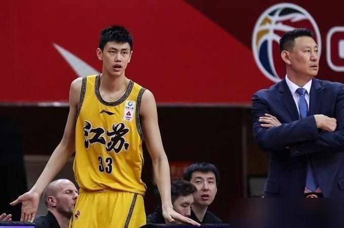 李禄曈回来了，站在场边热身，2米13的个子比走之前厚了一大圈。
这孩子消失两年，