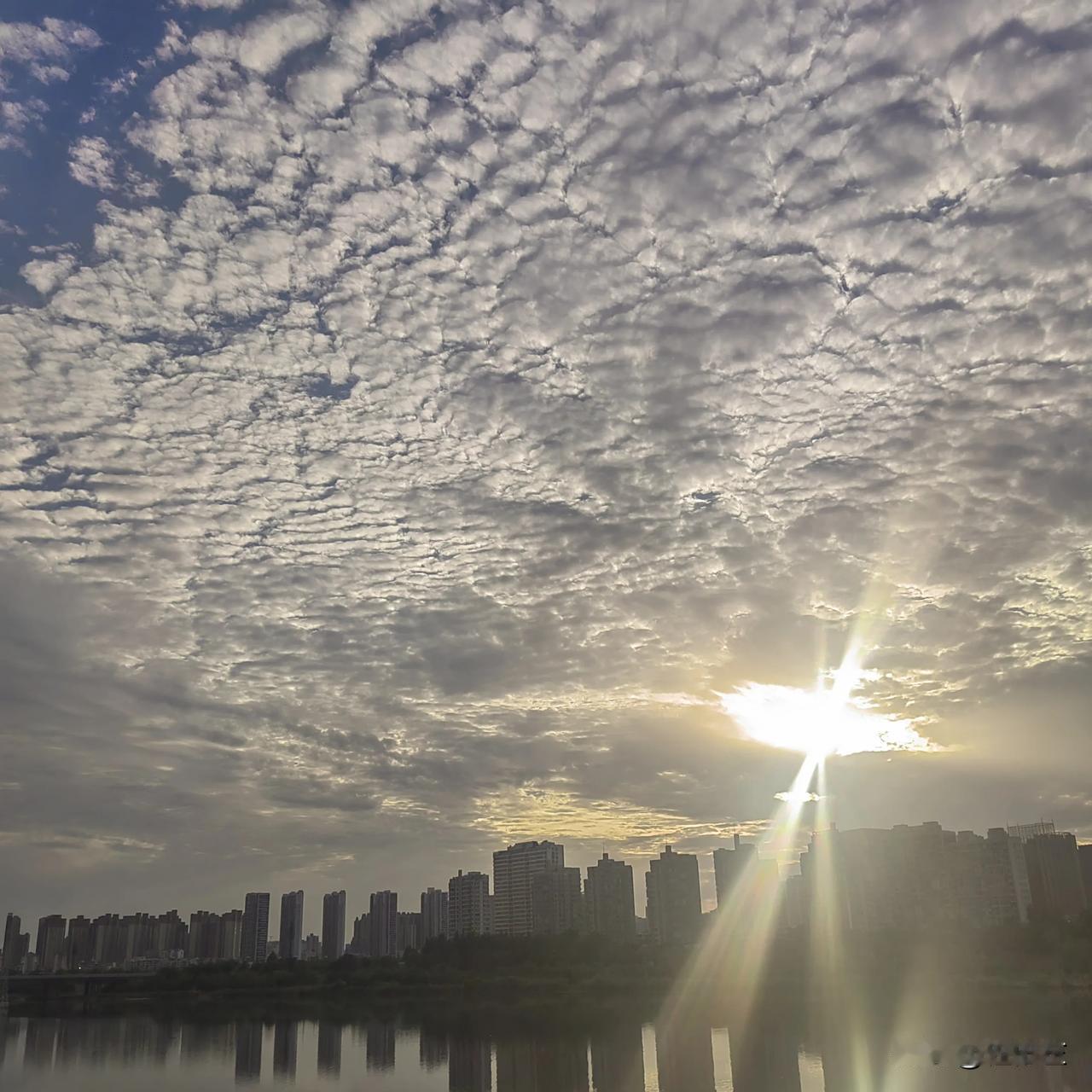 欣赏一组今晚6：30--7：30的天空大片