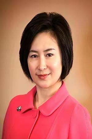 63岁无娃，她硬是把百亿家产守住了
​何超琼接手时，赌王刚走，四房十七个子女眼巴