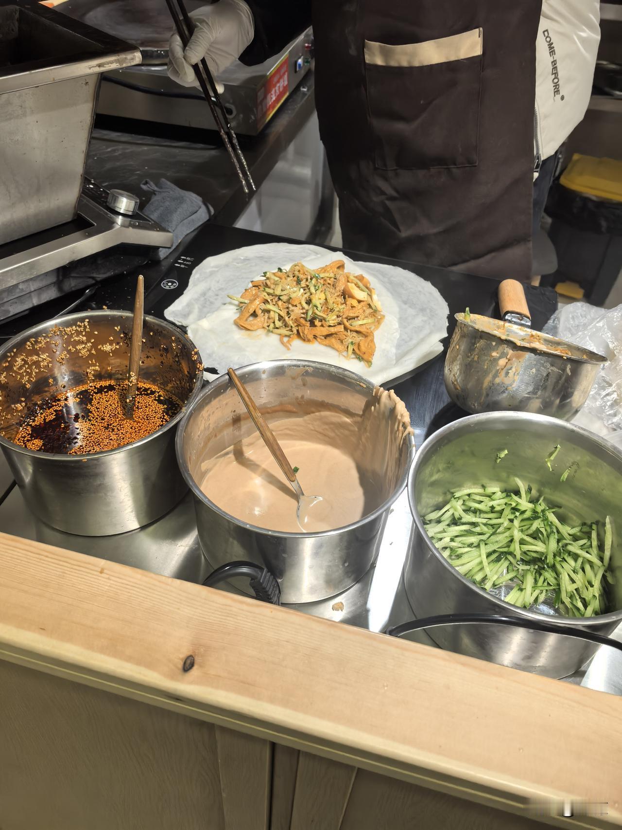 阜阳卷饼？
超市门口新开了一家“阜阳卷饼”。
地域辽阔的中国，各种饼就不说了，卷