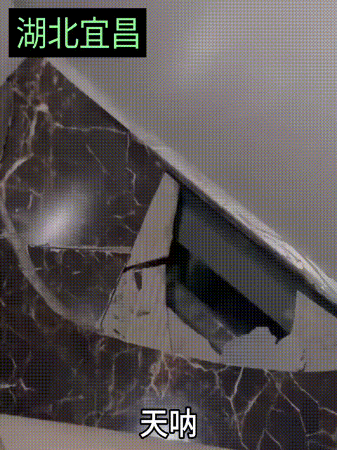 这也太危险了吧！湖北宜昌某小区，业主坐电梯发现电梯的地面，就是一层薄薄的地砖，质