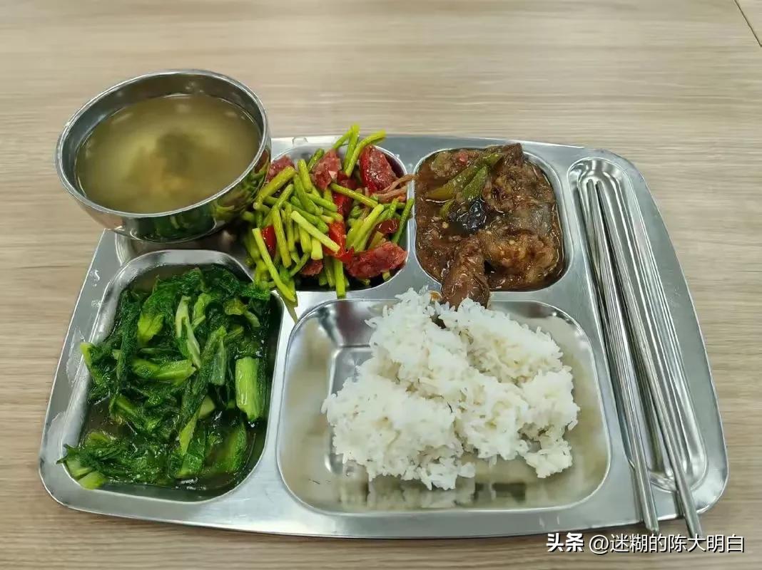 在厂里干了八个小时的力气活，晚上就吃这些，能管饱吗？