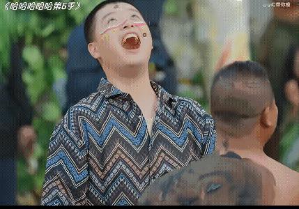 马頔为了通告费与男嘉宾激情对视

在综艺《哈哈哈哈哈》西盟站环节，马頔身穿紧身“