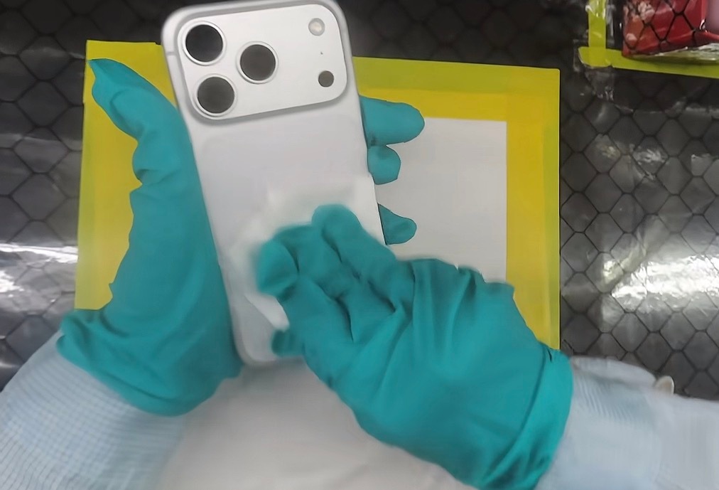 iPhone18ProMax银灰色阿三这波泄密给iPhone18Pro里里外外全