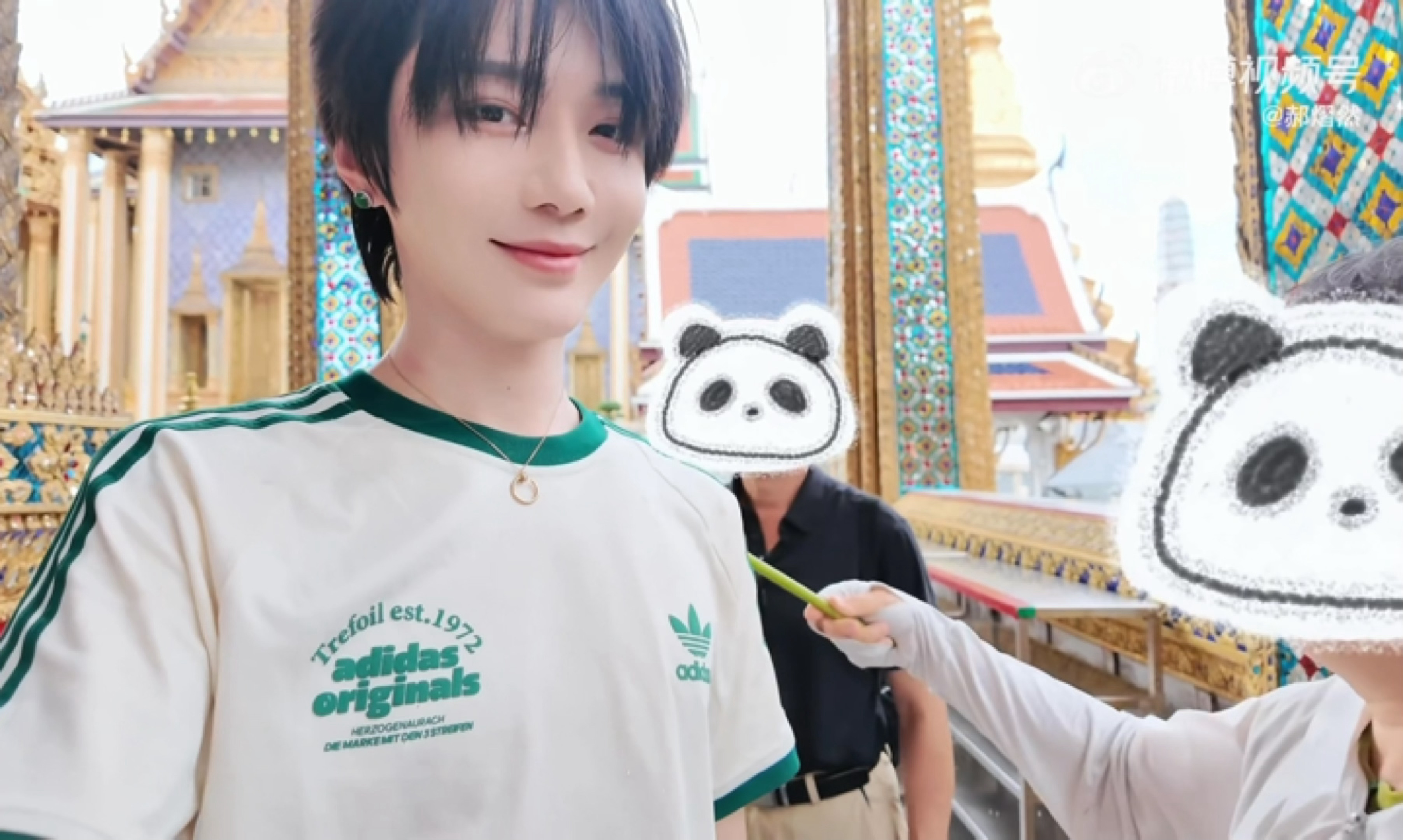 这段简直漂亮疯了😭妈妈给洒圣水时怎么这么乖啊宝宝 