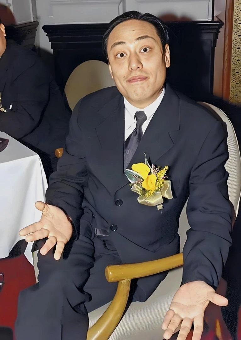 从亿万富豪，到街头横死，他的人生就毁在两个字上。

有个叫罗兆辉香港人，小时候穷