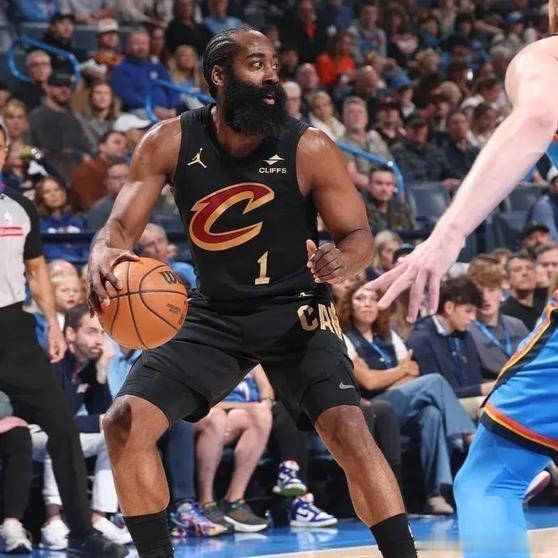 《哈登脚踩亚利桑那州立配色Harden.10砍20+9助：这波“穿搭信号”你看懂