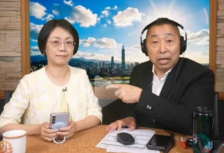 唐湘龙与翁晓玲节目里，脱口而出：两个中国人的对话。

此话一出，绿营侧翼气得跳脚