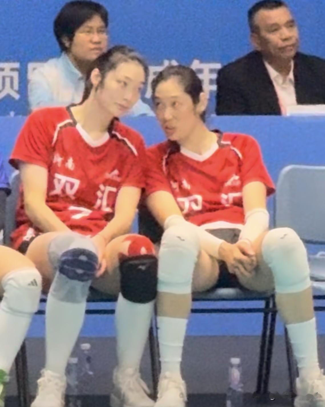 暖心的朱婷姐姐又上线了！昨晚上打江苏女排，打了2局后，河南女排都是大比分输了，第