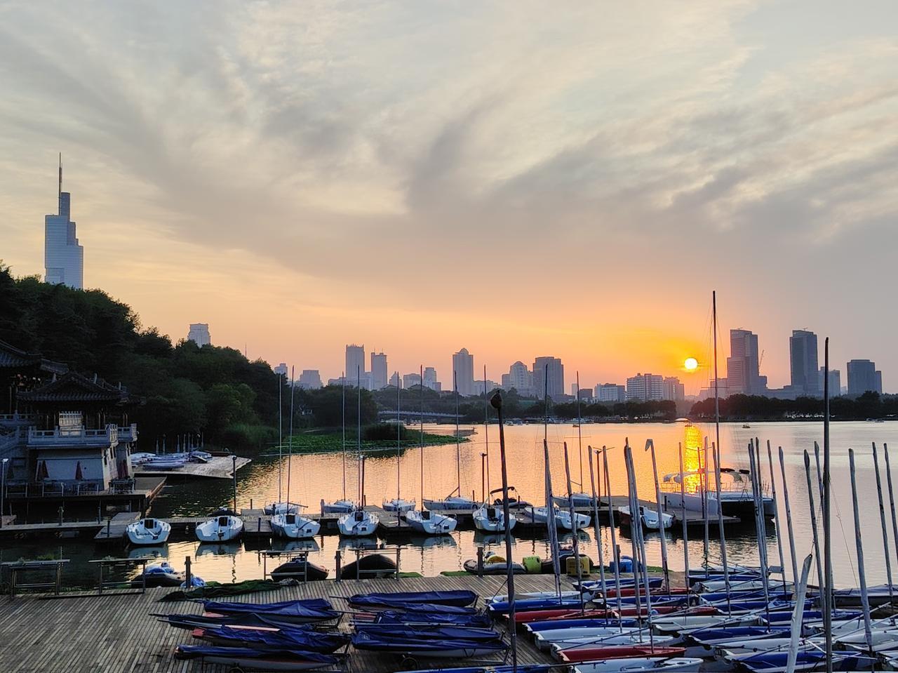 走路的时候别总低着头看手机，当你抬头观察时，你会看到不一样的美景。