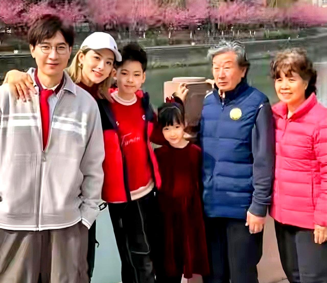 看到体操女神刘璇的近照，差点把咖啡喷了：北京有套大房子，夫妻恩爱，儿女双全，46