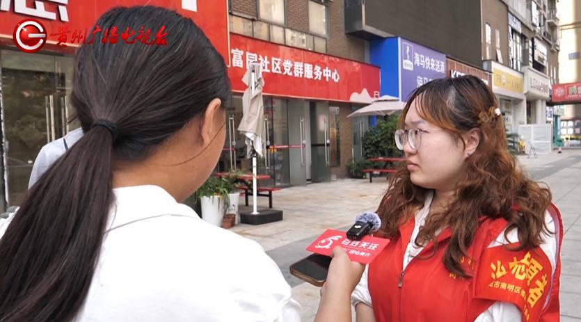 贵阳花果园这事儿，确实挺让人窝火。
卢女士的烧烤店租的是小区里的惠民生鲜棚，最初