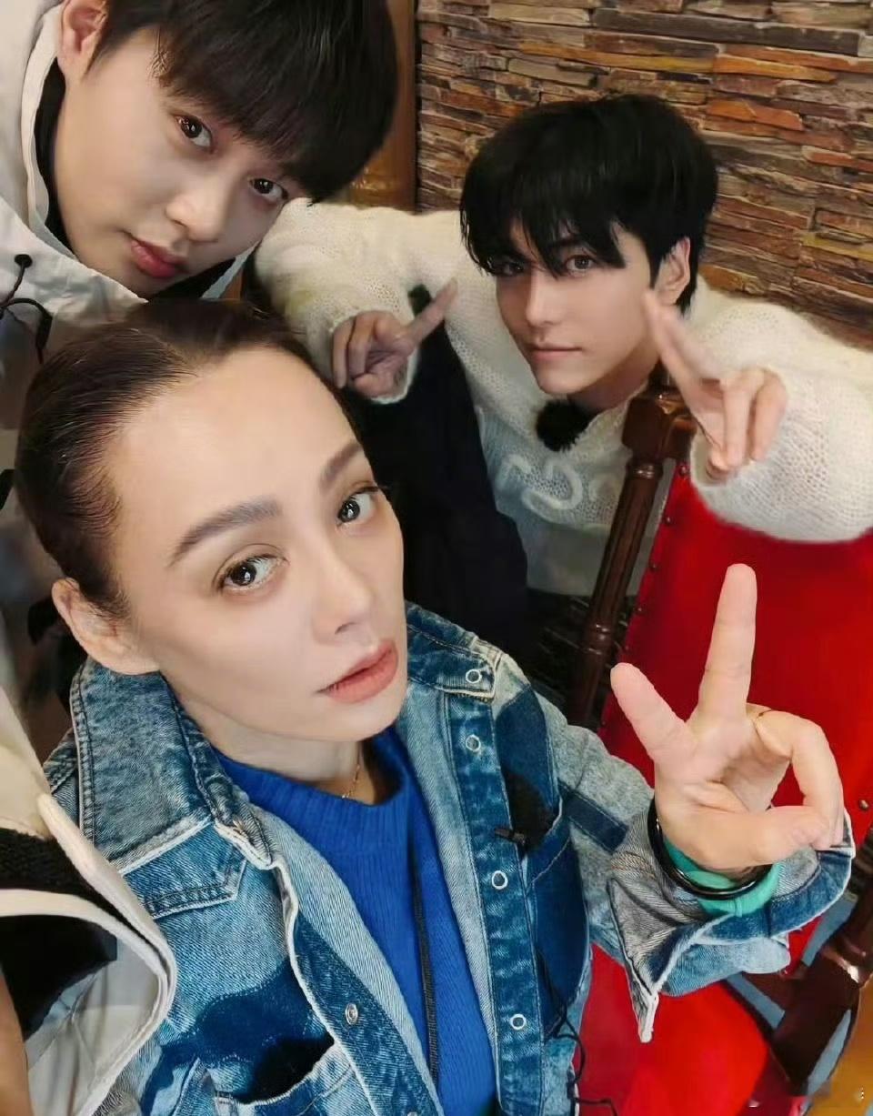 柯淳手机相册里到底有什么东西一路繁花 2一场饭局，一次冒险，我们不禁好奇，柯淳的